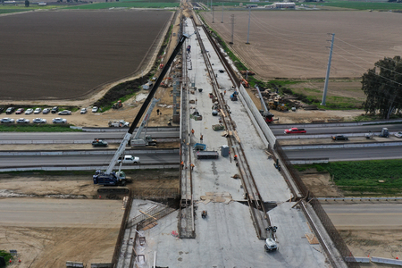 カリフォルニア高速鉄道の建設中の高架橋＝２月１２日、米カリフォルニア州ハンフォード（ＡＦＰ時事）