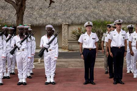 軍事施設の返還式典に到着したフランス、セネガル両軍参謀ら＝１７日、ダカール（ＡＦＰ時事）