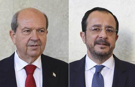 写真左から「北キプロス・トルコ共和国」のタタル大統領とキプロス共和国のフリストドゥリディス大統領（ＥＰＡ時事）