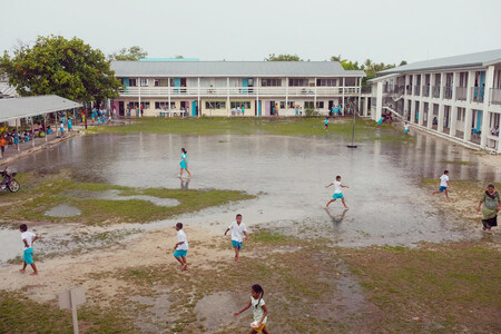 浸水したツバルの学校の校庭＝撮影日時・場所不明（ユニセフ提供・時事）