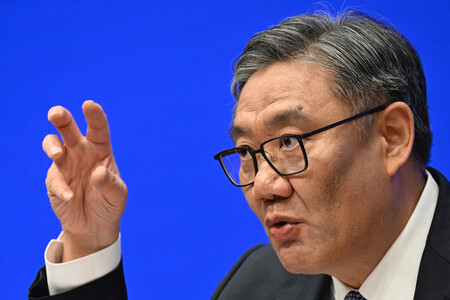 記者会見する中国の王文濤商務相＝１８日、北京（ＡＦＰ時事）