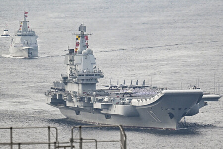 中国軍の空母「山東」＝３日、香港沖（ＡＦＰ時事）