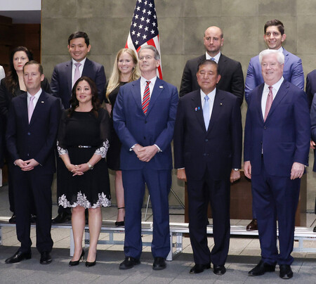 石破茂首相（前列右から２人目）を表敬したベセント米財務長官（前列中央）ら＝１８日午後、首相官邸