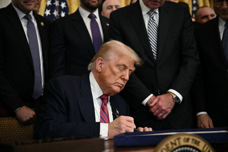 「ステーブルコイン」の規制整備に関する法案に署名するトランプ米大統領＝１８日、ワシントン（ＡＦＰ時事）