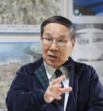 被爆者で医師の朝長万左男さん＝２０２４年１１月、長崎市