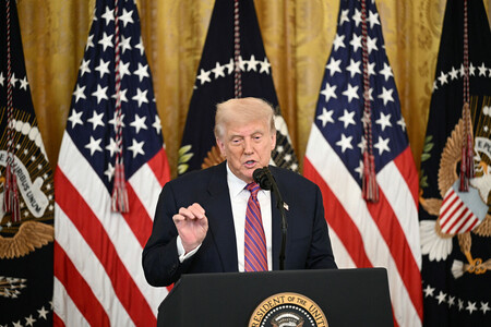 演説するトランプ米大統領＝１８日、ワシントン（ＡＦＰ時事）