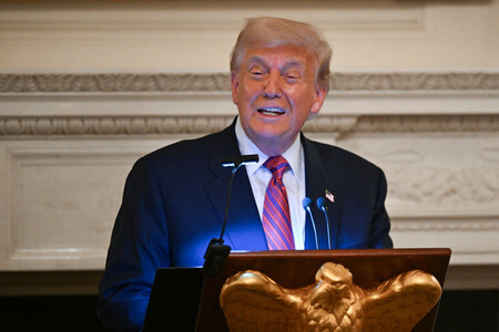 １８日、ホワイトハウスで開かれた米共和党上院議員との夕食会でスピーチするトランプ大統領（ロイター時事）