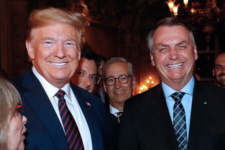 トランプ米大統領（左）とブラジルのボルソナロ前大統領＝２０２０年３月、米南部フロリダ州パームビーチ（ブラジル大統領府提供）（ＡＦＰ時事）