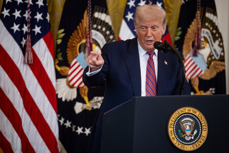 １８日、ホワイトハウスで演説するトランプ米大統領（ＥＰＡ時事）