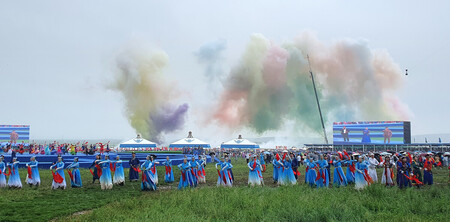 １９日、中国の内モンゴル自治区シリンホトの草原で行われたモンゴル族の夏の祭典「ナーダム」の開幕式