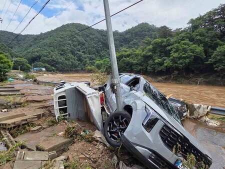 韓国の豪雨で損傷した車両=20日、京畿道加平郡(EPA時事)