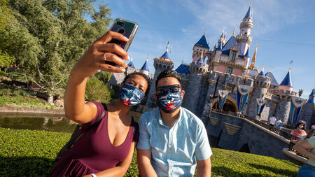 ディズニーランドで記念撮影する観光客＝２０２１年４月、米西部カリフォルニア州アナハイム（ディズニーランドリゾート提供）（ＡＦＰ時事）