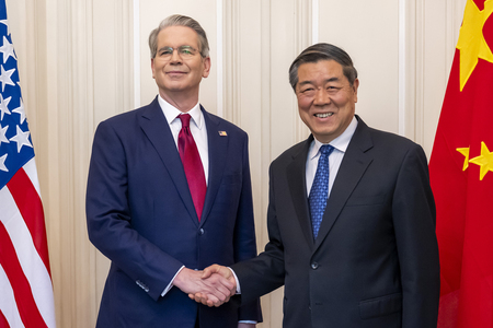 握手するベセント米財務長官（左）と中国の何立峰副首相＝５月１０日、スイス・ジュネーブ（ＥＰＡ時事）