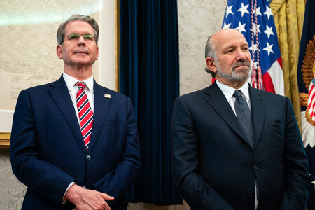 ベセント米財務長官（左）とラトニック米商務長官＝５月３０日、ワシントン（ＡＦＰ時事）
