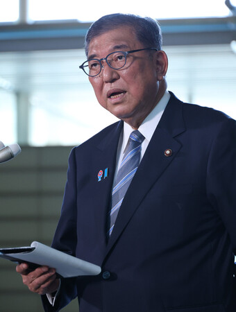 日米関税合意の内容を記者団に説明する石破茂首相=23日午前、首相官邸