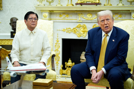 22日、ホワイトハウスで会談するトランプ米大統領(右)とフィリピンのマルコス大統領(EPA時事)