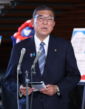 日米関税合意の内容を記者団に説明する石破茂首相=23日午前、首相官邸