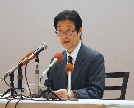 記者会見する内田真一日銀副総裁=23日、高知市