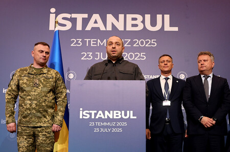 ２３日、トルコ最大都市イスタンブールで、ロシアとの直接協議後に記者会見するウクライナのウメロフ国家安全保障・国防会議書記（左から２人目）（ＥＰＡ時事）