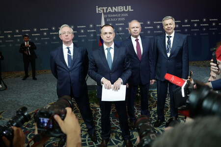 ２３日、トルコ最大都市イスタンブールで、ウクライナとの直接協議後に記者会見するロシアのメジンスキー大統領補佐官（中央）（ＥＰＡ時事）