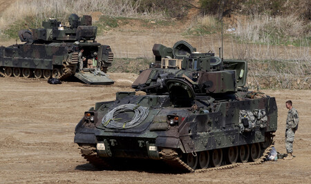 歩兵戦闘車「ブラッドレー」＝２０１３年４月、韓国・京畿道坡州市（ＥＰＡ時事）