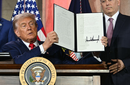人工知能(AI)の開発を強化するための大統領令に署名したトランプ米大統領=23日、ワシントン(AFP時事)