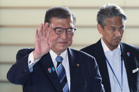 首相官邸に入る石破茂首相(左)=24日、東京・永田町