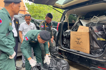 カンボジア警察当局による詐欺拠点への捜索=17日、カンダール州(AFP時事)