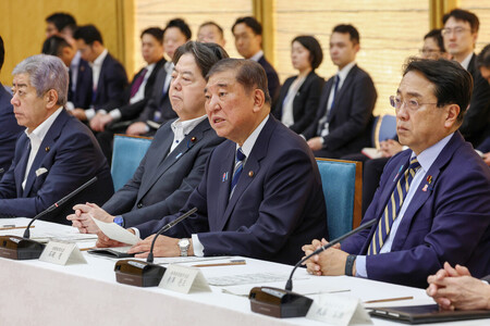 米国の関税措置に関する総合対策本部で発言する石破茂首相(右から2人目)=25日午前、首相官邸