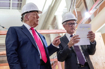 米連邦準備制度理事会（ＦＲＢ）本部の改修工事現場を視察するトランプ大統領（左）とパウエルＦＲＢ議長＝２４日、ワシントン（ＡＦＰ時事）