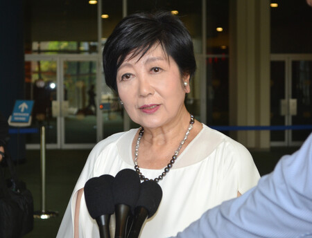 24日、米ニューヨークの国連本部で記者団の取材に応じる小池百合子東京都知事