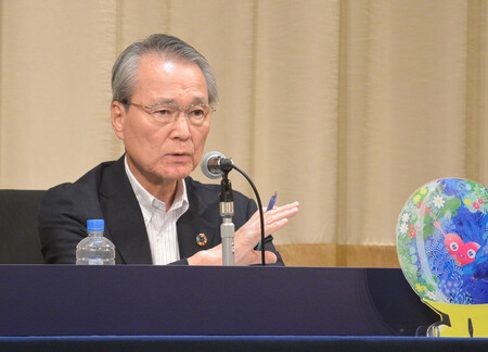 夏季フォーラムを終え、記者会見する経団連の筒井義信会長=25日午後、長野県軽井沢町