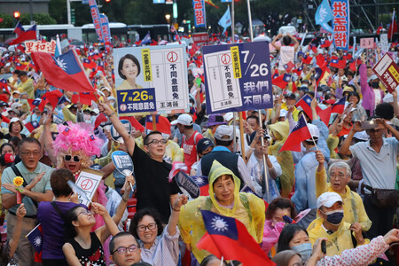 25日、台湾・台北市での国民党の集会で、立法委員(国会議員)のリコール(解職請求)反対を訴える参加者ら
