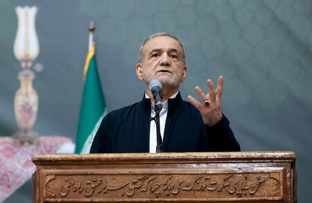 イランのペゼシュキアン大統領=6月3日、テヘラン(大統領府提供)(EPA時事)