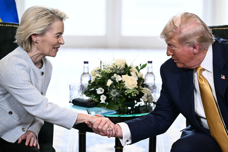 握手するトランプ米大統領(右)とフォンデアライエン欧州連合(EU)欧州委員長=27日、英スコットランド(AFP時事)