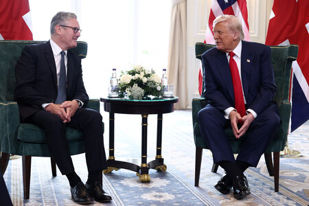２８日、英北部スコットランドのターンベリーで会談するトランプ米大統領（右）とスターマー英首相（ロイター時事）