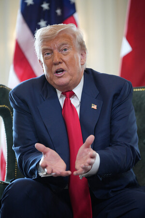 ２８日、英北部スコットランドのターンベリーで、スターマー首相と会談するトランプ米大統領（ＡＦＰ時事）