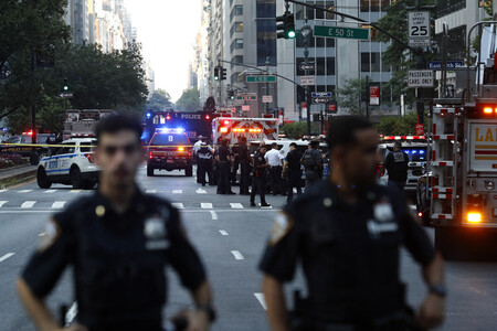 ２８日、米ニューヨーク市マンハッタン中心部で発生した銃撃事件を受け、出動した警察官ら（ＡＦＰ時事）