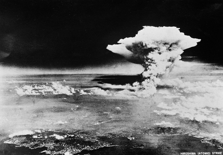 広島原爆の原子雲。投下約１時間後、米軍機が広島南方の倉橋島上空付近から撮影したと推定される＝１９４５年８月
