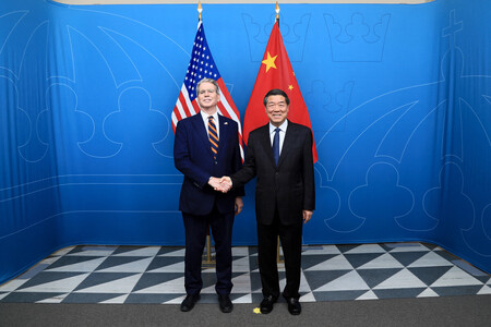 握手をするベセント米財務長官(左)と中国の何立峰副首相=28日、ストックホルム(AFP時事)