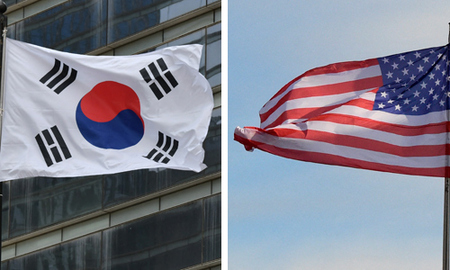 韓国国旗(写真左)と米国旗(いずれもAFP時事)