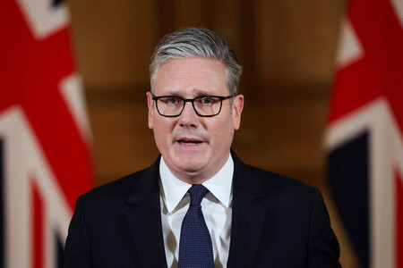 29日、ロンドンで記者会見するスターマー英首相(AFP時事)