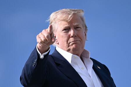 29日、英北部スコットランドで大統領専用機に乗り込むトランプ米大統領(AFP時事)