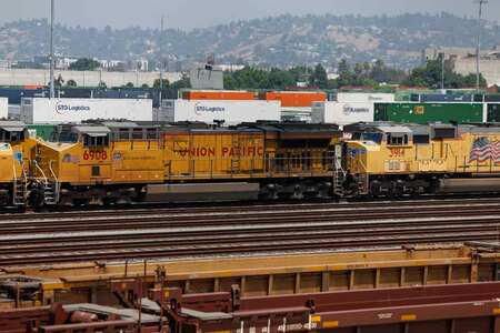 ユニオン・パシフィック鉄道の輸送拠点を通過する貨物列車=29日、米ロサンゼルス(EPA時事)