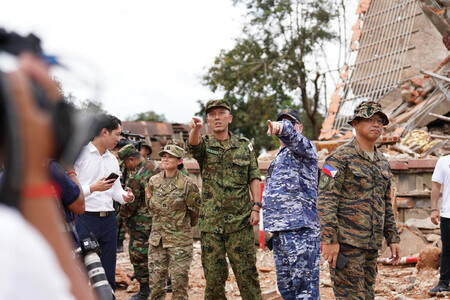 武力衝突の跡を視察する日本の防衛駐在官(右から3人目)ら=30日、カンボジア北部プレアビヒア州(カンボジア情報省のフェイスブックより)