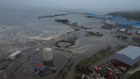 ３０日、津波に襲われる千島列島のパラムシル島セベロクリリスク（ロシア科学アカデミー提供の動画より）（ロイター時事）