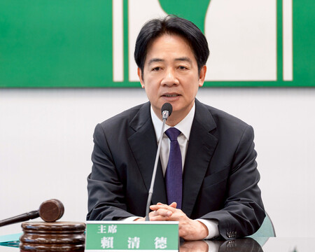30日、台湾・台北市で開かれた民進党の会議で発言する党主席(党首)の頼清徳総統(同党提供・時事)