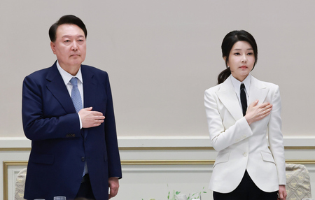 韓国の尹錫悦前大統領(左)と金建希夫人=2024年9月、ソウル(EPA時事)