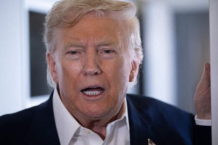 トランプ米大統領=29日、大統領専用機エアフォースワン機内(AFP時事)