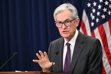 米連邦公開市場委員会（ＦＯＭＣ）後に記者会見するパウエル連邦準備制度理事会（ＦＲＢ）議長＝３０日、ワシントン（ＡＦＰ時事）